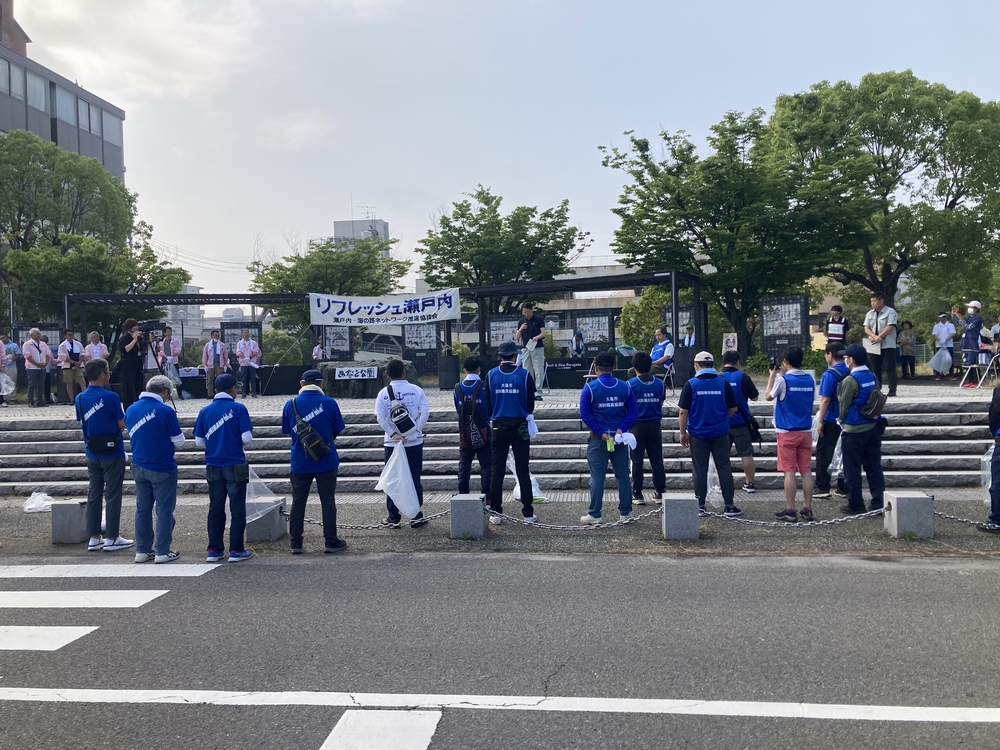 「リフレッシュ瀬戸内（港湾清掃）」・「丸亀LC寄贈品周辺清掃」